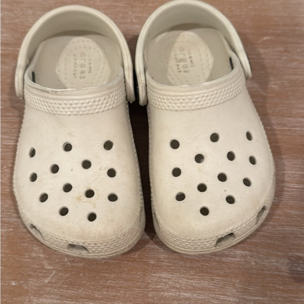 Size 8 tan crocs